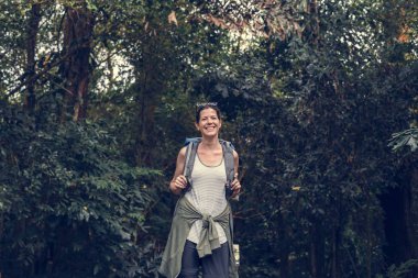 Ormanın içinde neşeli kadın backpacker