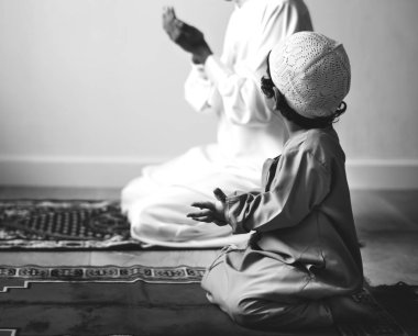 Müslüman çocuk öğrenme Allah'a dua yapmak