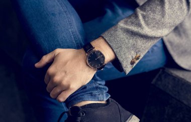 Birilerinin gelmesini bekleyen adam