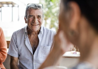 Grup konuşmak kıdemli yetişkin