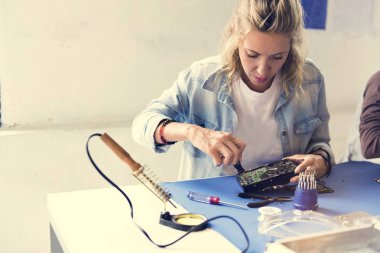 Vida sürücü yükleme Hdd için bir vida kullanan beyaz teknisyen kadın