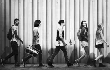 Bir grup arkadaş takılıyor.