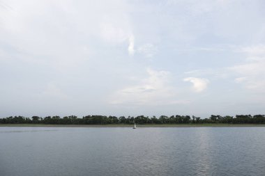 Gölde yelkenli tekne