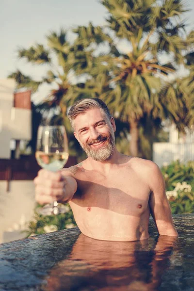 Schöner Mann Mit Einem Glas Wein Pool — Stockfoto