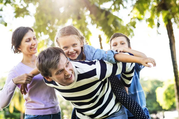 Family Having Fun Park Daughter Back Father — Stock Photo, Image