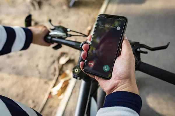 Biker Memegang Smartphone Dengan Panggilan Masuk — Stok Foto