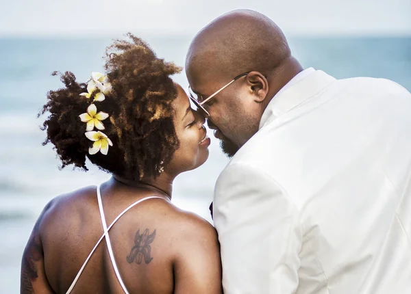 Vista Posteriore Della Coppia Afroamericana Sposarsi Spiaggia — Foto Stock