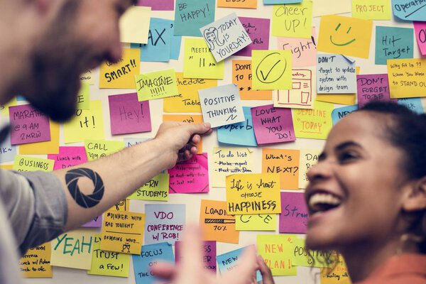 Стиснутые купюры на стене офиса
