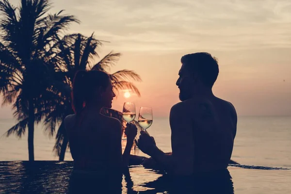 Paar Genießt Einen Romantischen Sonnenuntergang — Stockfoto