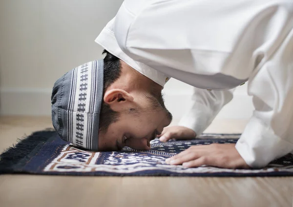 Ragazzo Musulmano Che Prega Postura Sujud — Foto Stock