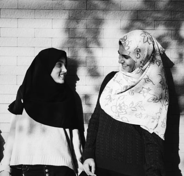 イスラム教徒の友人の話と笑顔 — ストック写真