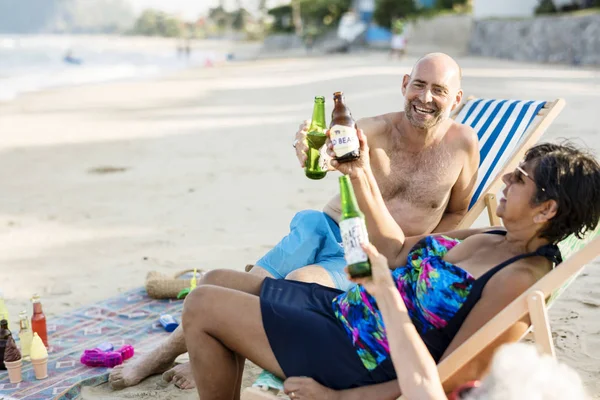 Ältere Freunde Trinken Bier Strand — Stockfoto