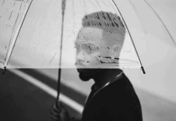 Homem Africano Usando Guarda Chuva — Fotografia de Stock