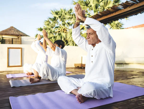 Grupo Personas Mayores Que Practican Yoga Por Mañana — Foto de Stock