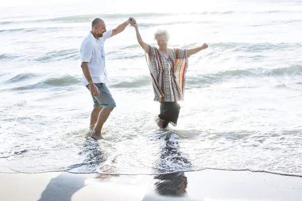 Seniors Enjoying Tropical Beach — Stock Photo, Image