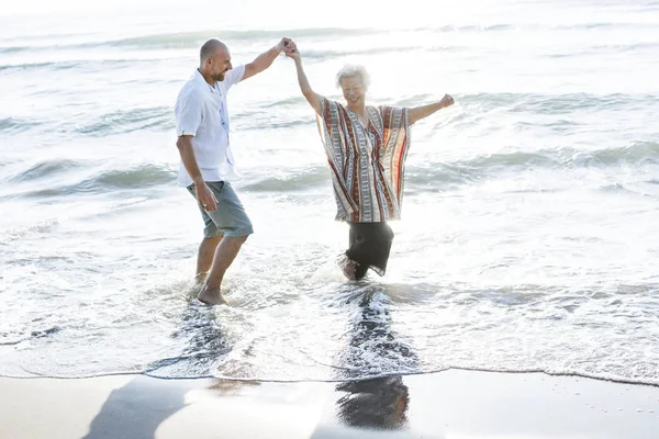 Mayores Disfrutando Una Playa Tropical — Foto de Stock