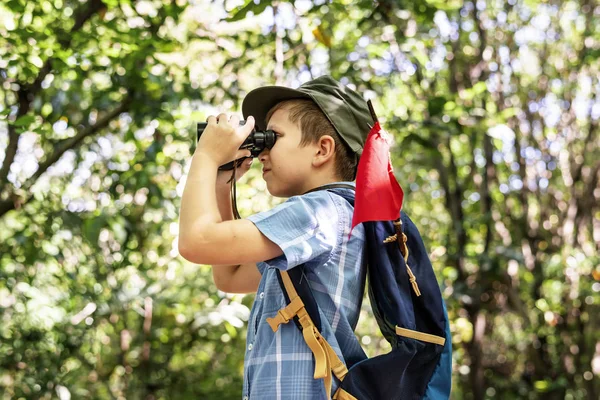 Jongetje Met Rugzak Rode Vlag Zoek Verrekijkers Het Bos — Stockfoto