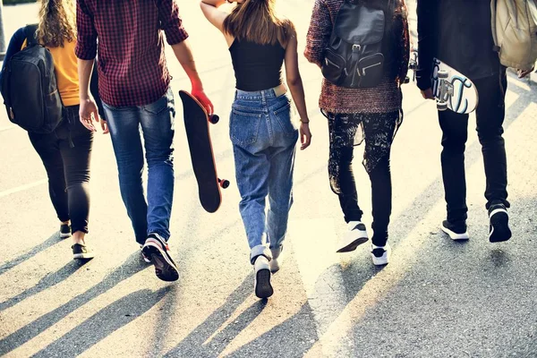 Okul arkadaşlar açık havada yaşam tarzının grubunu