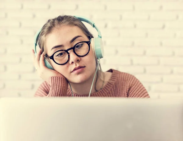 Junge Frau Hört Musik — Stockfoto