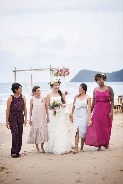 Gelukkige Bruid Met Haar Moeder Gasten Strand Bruiloft — Stockfoto