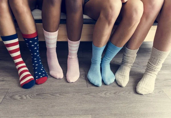 Gros Plan Quatre Paires Jambes Avec Des Chaussettes — Photo