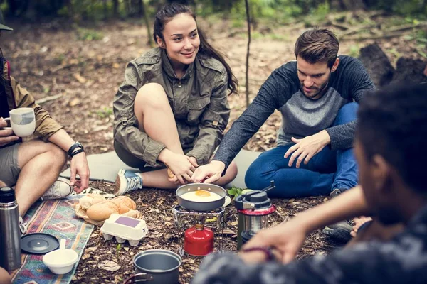 Amigos Acampar Floresta Juntos — Fotografia de Stock