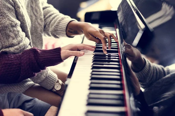 Coppia Che Pratica Pianoforte Insieme — Foto Stock