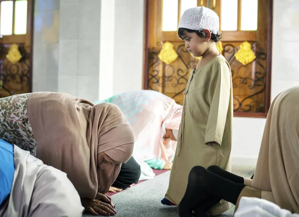 穆斯林人以 Sujud 的姿态祈祷 — 图库照片