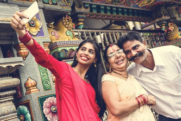 Familia India Pasar Tiempo Juntos — Foto de Stock