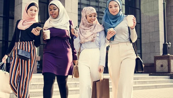 Ісламська Жінки Друзі Магазинах Разом Вихідні Дні — стокове фото