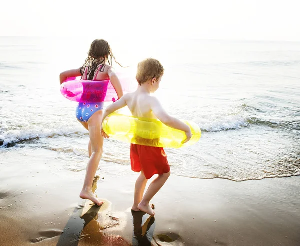 Bambini Con Tubi Gonfiabili Che Corrono Mare Sera — Foto Stock