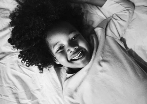 非洲儿童在床上享受微笑 — 图库照片