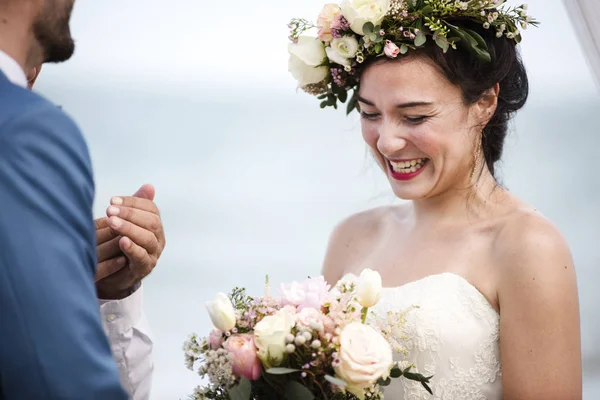 Joven Novia Feliz Ceremonia Boda Playa —  Fotos de Stock