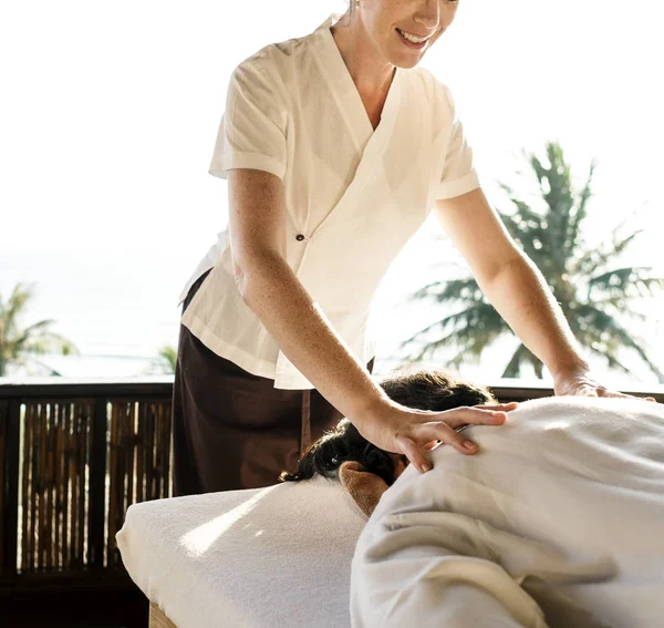 Kobiece Masaż Terapeuta Daje Masaż Spa — Zdjęcie stockowe