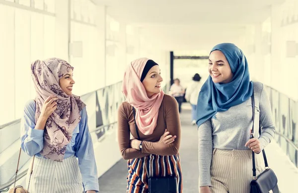 伊斯兰教的妇女朋友一起散步和讨论 — 图库照片