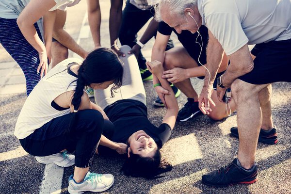 Группа людей, оказывающих помощь раненому
