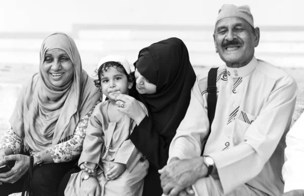 Moslim Familie Elkaar Buiten Zitten — Stockfoto
