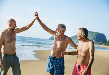 Kıdemli arkadaşlar plajda eğlenmek