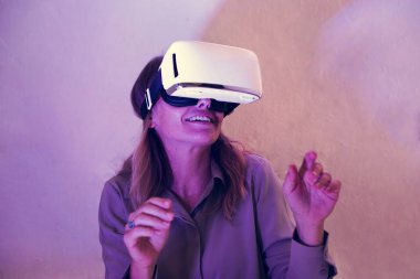 Kadın eğlence için sanal gerçeklik Gadget'ı kullanma