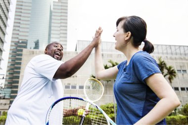 Kaç takım olarak tenis oynamaya ve yüksek beş veren