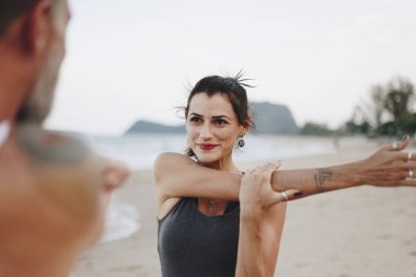 Sahilde uzanan Çift