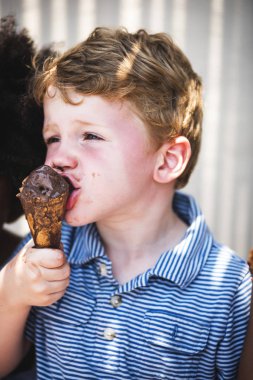 yakın çekim portre sevimli çocuk lezzetli çikolatalı dondurma yeme