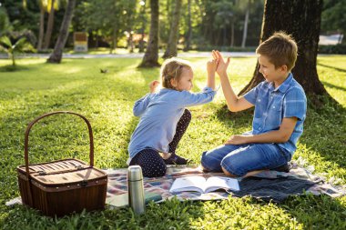 çocuklar parkta oynarken