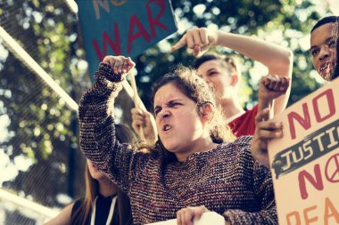 Posterler savaş karşıtı adalet barış kavramı holding gösteri protesto kızgın genç kız closeup