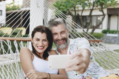 Tatil sırasında bir selfie çekici çift
