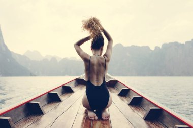 Güzel kadın bir teknede poz
