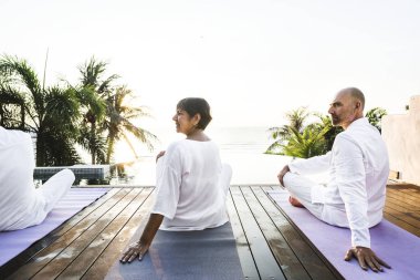Grup pratik yoga havuzun yanında yaşlılar