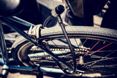 Bir bisiklet tekerleği üzerinde metal kilit