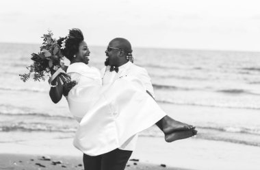 siyah ve beyaz atış Afro-Amerikan çift sahilde evleniyor