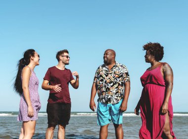 Farklı arkadaş plajda eğlenmek